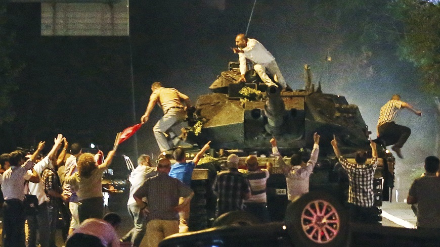 受到總統艾爾段鼓動，安卡拉當地民眾走上街頭，與叛軍坦克車對峙。圖／達志影像美聯社