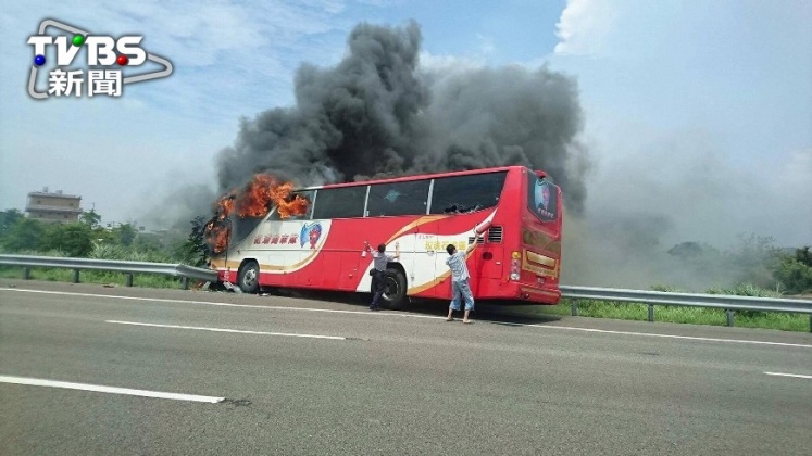 大陸遼寧旅遊團火燒車２６人不幸罹難，是台灣史上最嚴重的火燒車意外。圖／ＴＶＢＳ