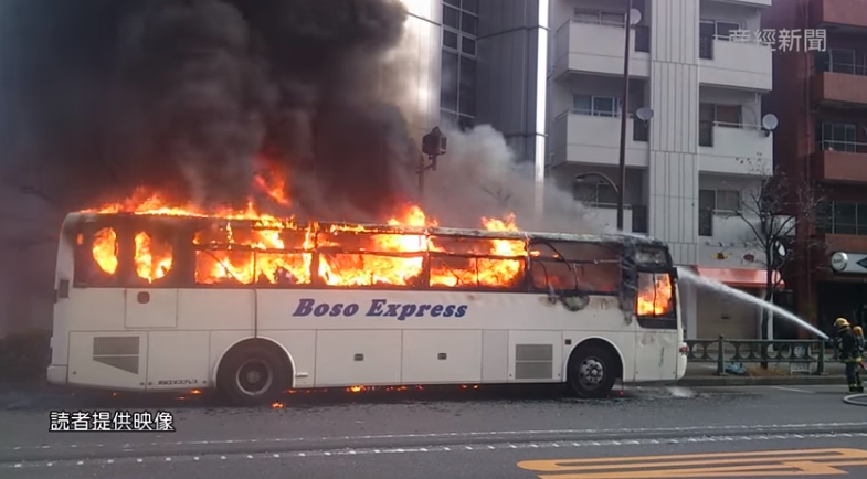 ▲2015年12月28日東京池袋發生遊覽車火燒車意外。(圖／翻攝自《產經新聞》Youtube)