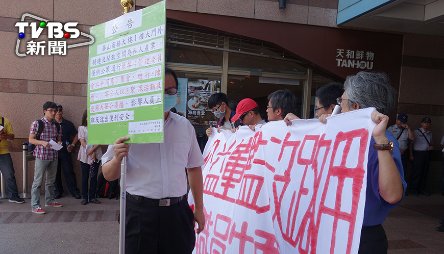 ▲圖／TVBS／私校改革行動聯盟赴民進黨中央黨部抗議，現場卻遭大樓管委會「舉牌」阻止。