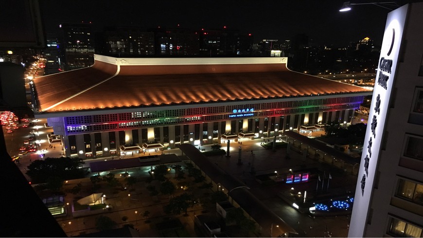 台北車站近期修整完成，7月20日被網友直擊拍下燈光變化的照片，不料被許多網友批「台北市新蓋一座殯儀館？」掀起熱議。