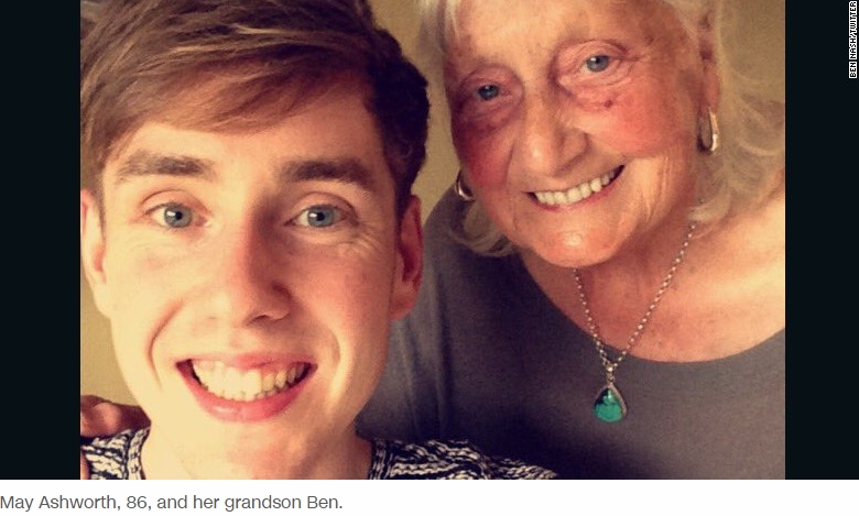 ▲超有禮貌的英國老奶奶和她的孫子。 (圖／翻攝自CNN)