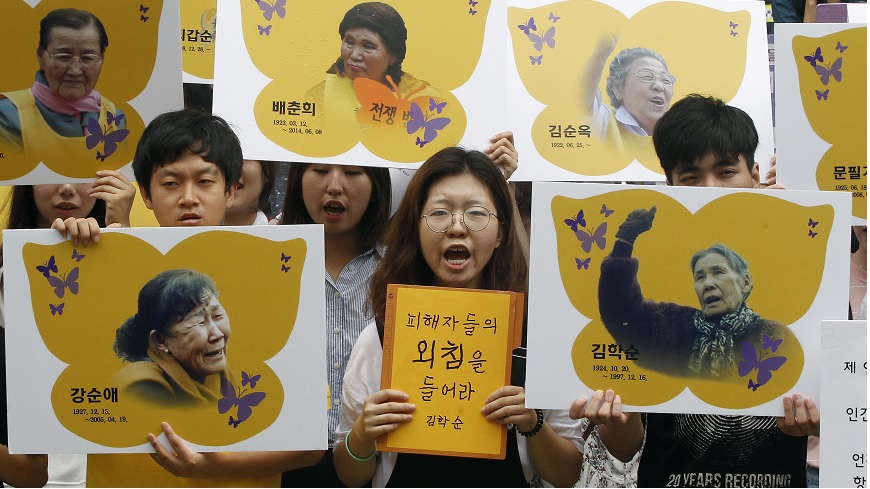 28日開幕儀式當天，有不少韓國大學生及異議人士抗議，在現場高舉慰安婦當事人的照片。圖／達志影像美聯社