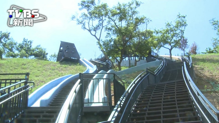 暑假期間想到新竹玩，又多了一個新景點，號稱北台灣最長的磨石子溜滑梯在7月29日啟用了，總長有54公尺，地點就在香山青青草原裡面。 