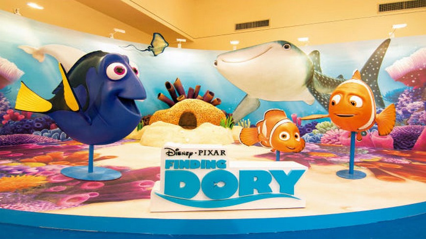 台中百貨商場將《海底總動員2：多莉去哪兒？》電影場景完整呈現，7月30日起開設快閃店，要陪伴小朋友一起度過暑假。