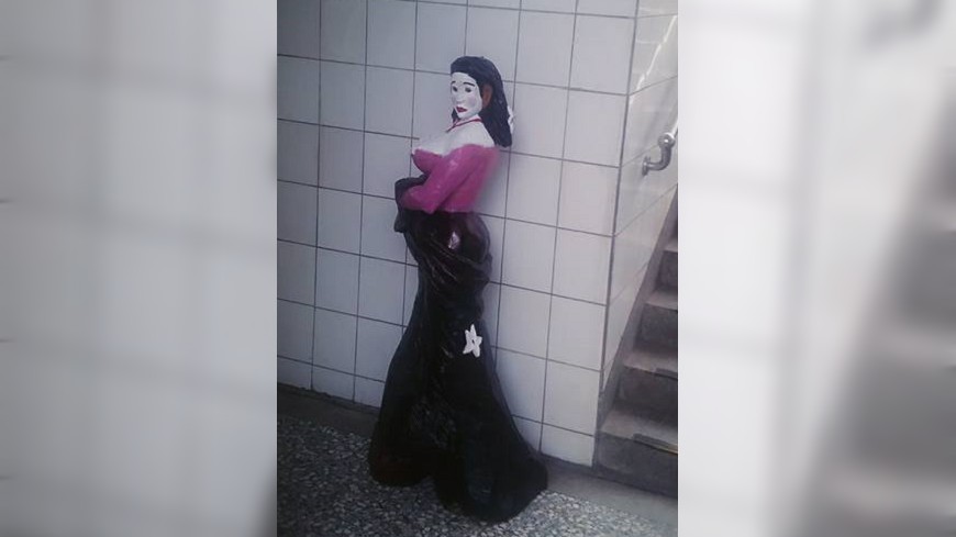 陳小姐在三義火車站看見這尊女子木雕，被嚇了一大跳。圖／Yu-hui Chen提供