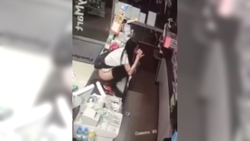 長髮女子爬上超商櫃台小便，更扯的是還自己喝下。圖／截取自爆廢公社
