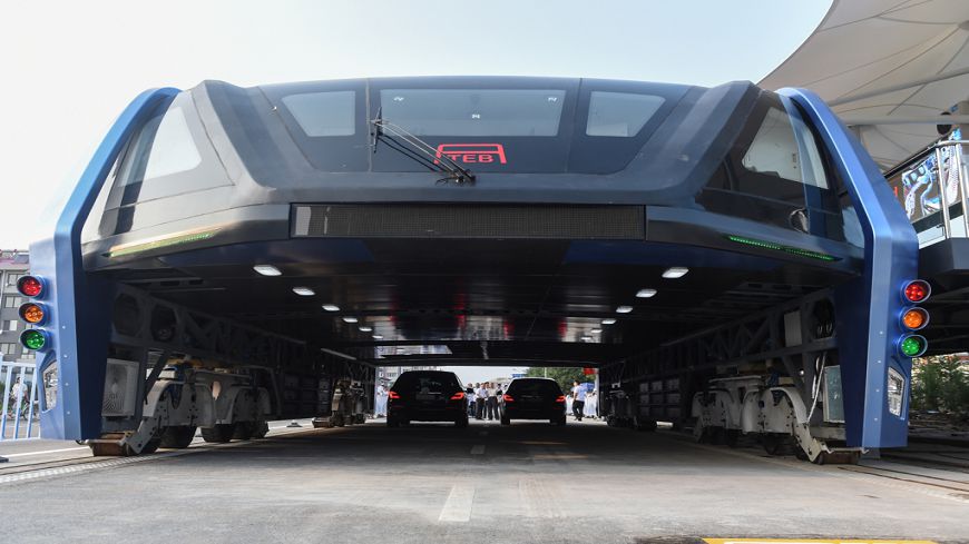 中國大陸這輛「巴鐵1號」近日進行試車，外型像是一台雙層巴士引發討論，不過車身下層被挖空，可讓其他車子通過，上層估計可容納300多位乘客，希望可以解決交通堵塞問題。