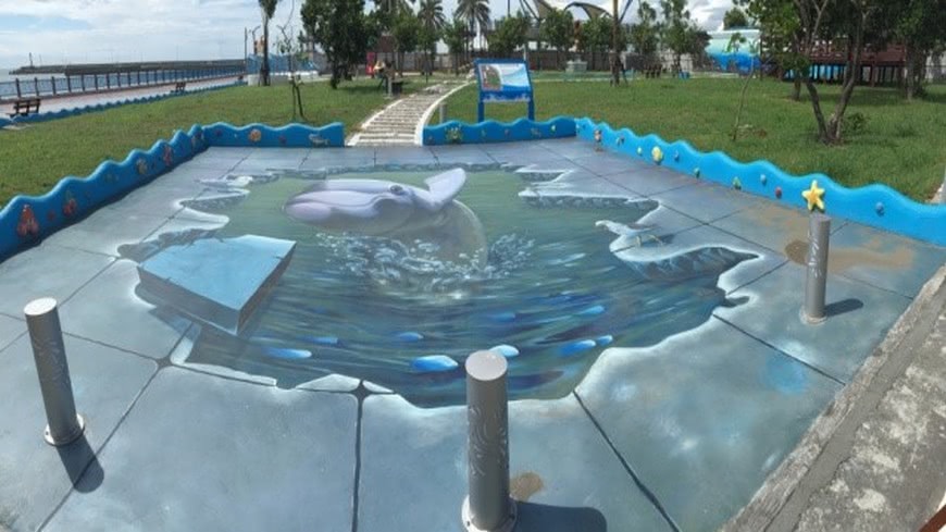 高雄南寮漁港「海岸光廊」改善工程已經完成，多了彩繪牆、3D地景、涼亭、林蔭與觀海步道等遊憩設備，其中一幅3D海豚彩繪地坪，預計將成為民眾打卡、拍照的新景點。