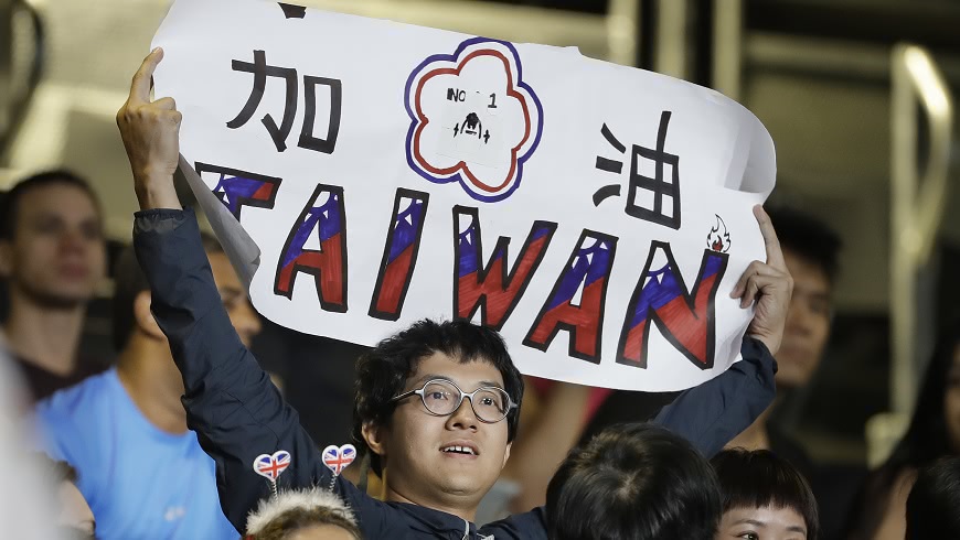 現場有觀眾高舉印有「Taiwan」字樣的海報替許淑淨，畫面被外媒捕捉到，果真全世界都看見台灣。圖／達志影像美聯社