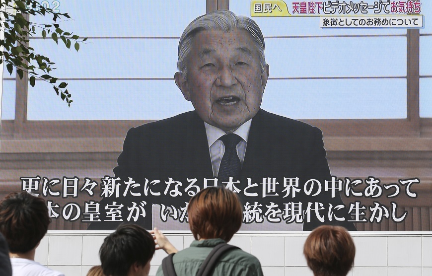 日本民眾透過電視牆觀看明仁天皇(Emperor Akihito)的談話影片。圖／達志影像美聯社