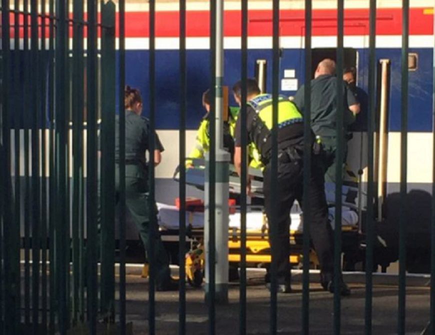 男子被對向列車直接撞斷頭，身首異處當場死亡。