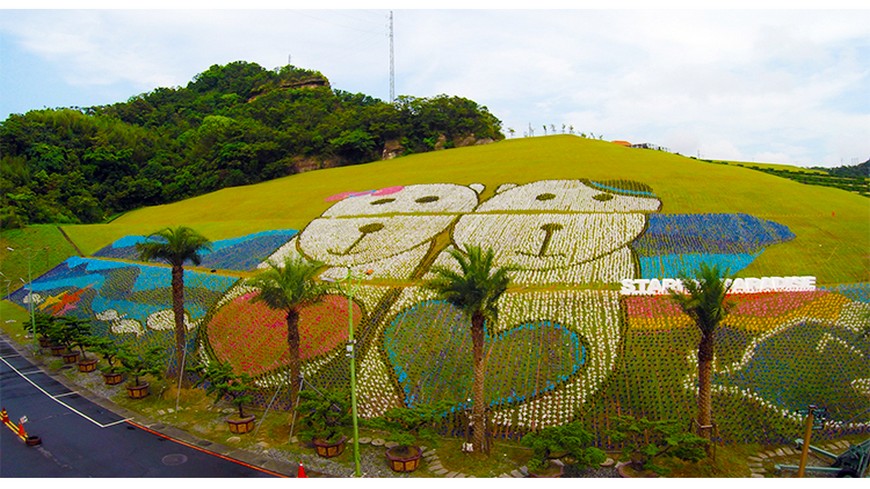 「星空熊」地景藝術，使用2千片回收光碟、5萬支風車打造而成。