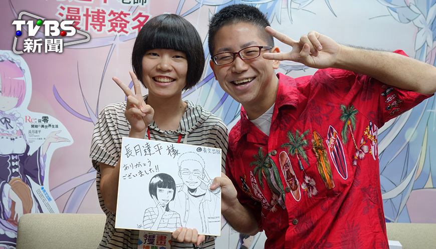▲圖／TVBS／日本輕小說家長月達平(右)對讀者要求來者不拒，逗趣擺出簽名板姿態。