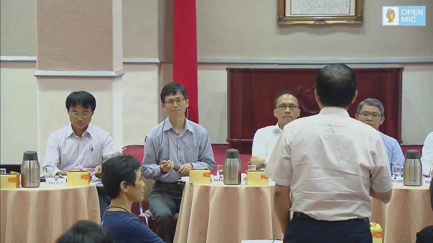 行政院長林全（前排左三）16日與公民團體代表座談。圖／行政院直播畫面