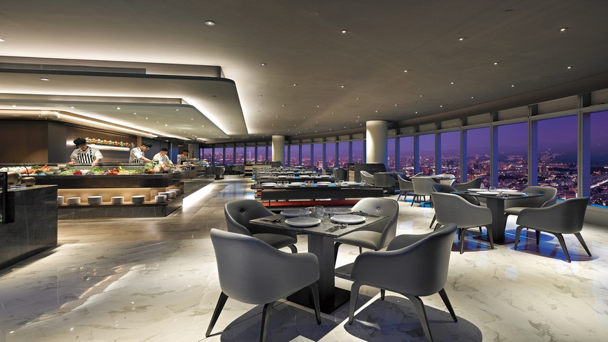 全台最高樓層的吃到飽餐廳，地點就在板橋大遠百旁「百揚大樓」(Mega Tower)，最高的50樓為「50樓Café」自助餐廳，即將於8月25日開幕，占地400坪，有200個座位。