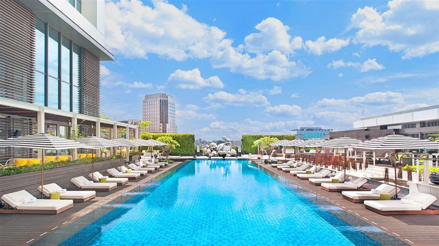 台北 W 飯店位於10樓屋頂的戶外游泳池，擁有自己的池畔沙灘，底下就是車水馬龍的信義區，可以一邊欣賞城市景觀，一邊在躺椅上悠閒的曬太陽。