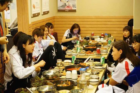韓國排協對待女排選手嚴苛，曾被爆料仁川亞運奪金後只吃泡菜鍋慶功。／圖／截自韓國網路