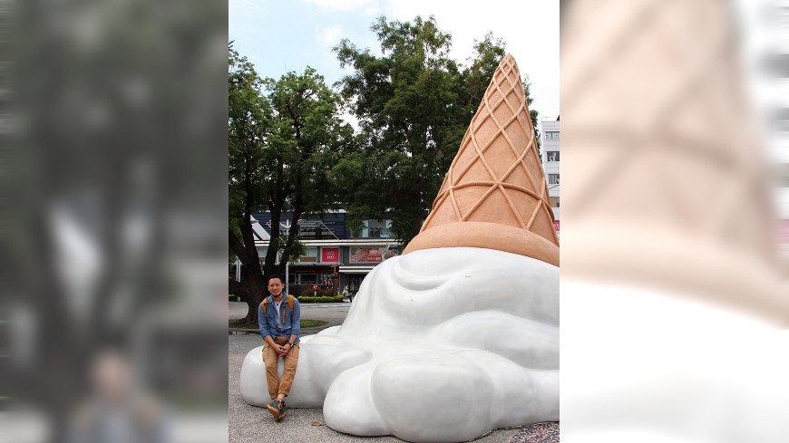 位在屏東市中華路與公園路交叉口的屏東公園，有1支近8公尺高巨型冰淇淋甜筒倒地融化，讓民眾爭相合照。