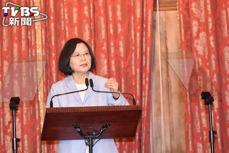 蔡英文總統20日與記者茶敘時表示，維持兩岸關係的穩定與發展，是台海雙方共同責任。圖／呂家慶攝。