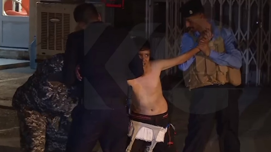 伊拉克軍警攔下年僅12歲的自殺炸彈客，正在拆他梅西球衣底下的炸彈。圖／截取自《Kurdistan24》YouTube頻道