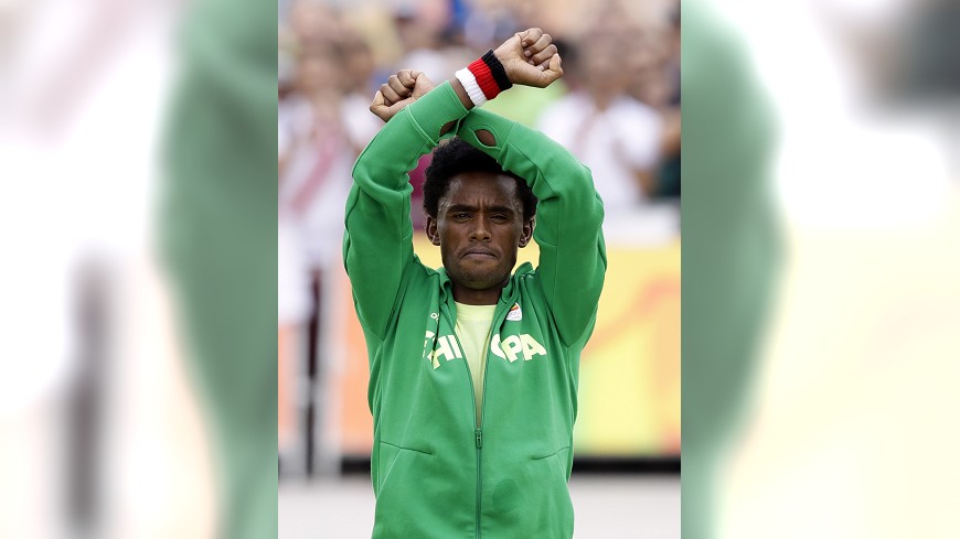 里萊沙比出抗議手勢，在奧運場上聲援被政府濫殺的族人。圖／達志影像美聯社