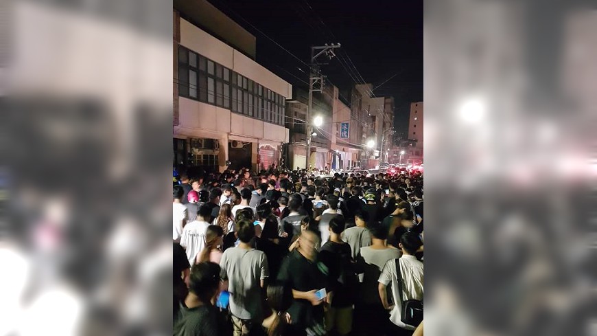凌晨1時25分，抓寶玩家擠爆南寮街頭。圖／截取自「新竹大小事」臉書社團