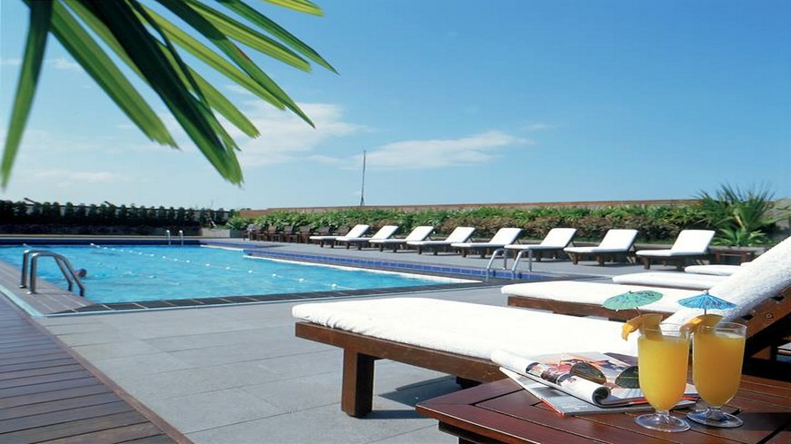 晶華酒店頂樓的露天溫水游泳池，走熱帶島嶼風格，四周都是綠意盎然的植物，彷彿置身度假海島。