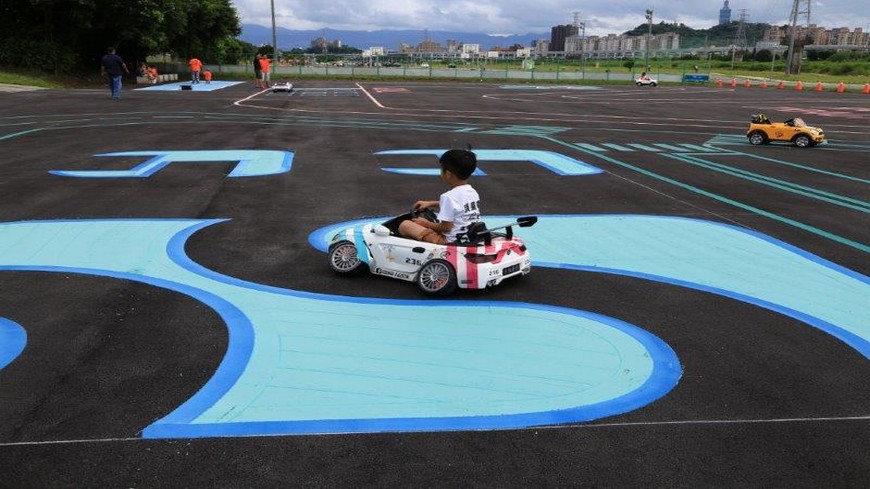 新北市中和區秀朗橋旁的河濱公園最近設置了全國第一座兒童超跑電動車練習場，一圓不少小朋友的超跑夢。
