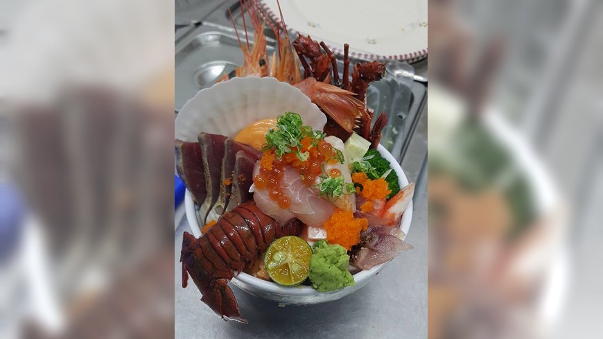 位在捷運松江南京站附近一家丼飯業者，最近就推出「波龍丼」，考慮到新鮮度，使用現宰活龍蝦，每天僅限量20份。