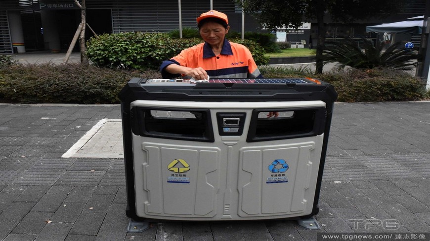 最近在中國重慶出現幾個智慧型垃圾桶，可以自動感應垃圾量，還配置了免費Wi-Fi，最多可供50人同時上網。