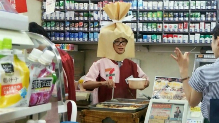 在日本有間超商為了推銷關東煮，頭戴豆皮福袋，搞笑模樣果然吸引消費者目光。