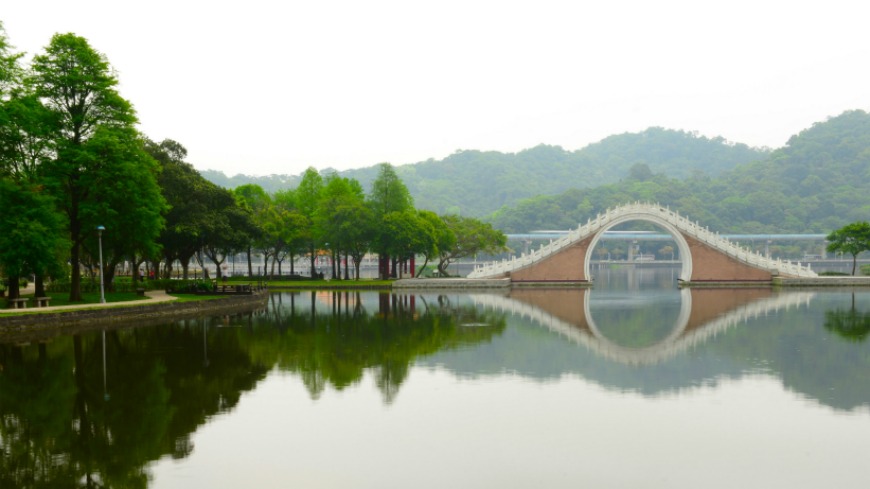 台北市政府也推薦了30個適合賞月地點讓民眾參考。圖為大湖公園拱橋水影。