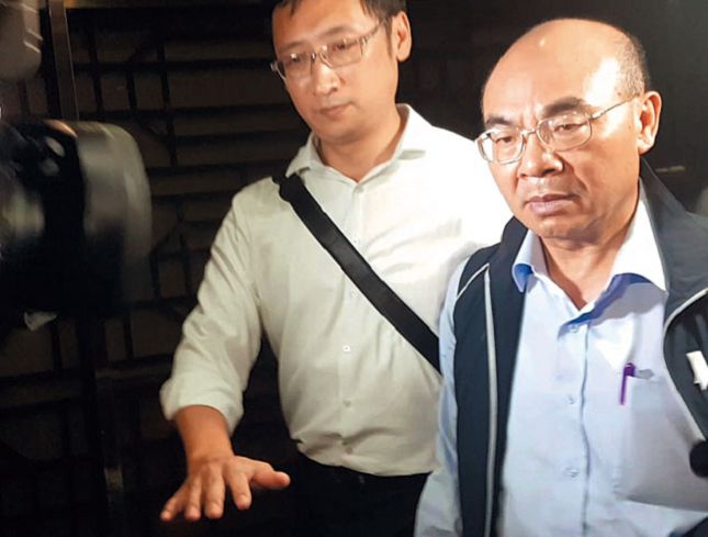 蔡友才（右）涉及收賄後放貸鉅款，今天清晨被法院裁定羈押。圖／TVBS