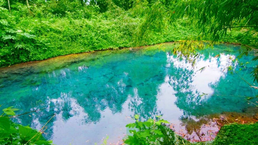 碧藍透徹的湧泉，被在地人譽為是「藍色眼淚」，據說隨著晨昏的變化，還會呈現不同的色彩，被讚為是只有上帝才調得出來的水色。