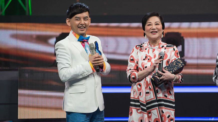 張小燕上TVBS《全球中文音樂榜上榜》，慶賀黃子佼再次入圍金鐘獎。圖／TVBS