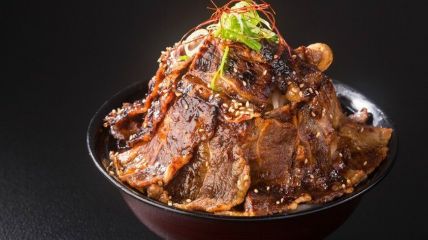 牛角日本燒肉專門店發展的新品牌「牛角次男坊」，專賣燒肉丼，延選優質肉品，再淋上牛角的秘傳醬汁，讓網友們不用到日本也吃得到正宗日本燒肉丼。