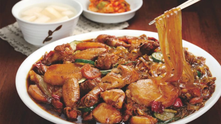 安東燉雞第一大品牌「鳳雛」即將登台，安東燉雞指的是經過煮熟的雞肉，加入辣椒與洋蔥、馬鈴薯、紅蘿蔔等蔬菜，再與高湯與澱粉做成的唐麵一起燉煮。