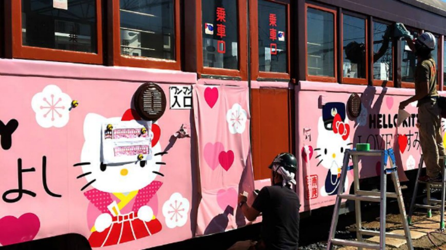 大阪人氣的住吉大社，最近和知名的卡通人物「HELLO KITTY」合作，另外就連附近的南海電鐵也將從10月16日起換上了KITTY裝，KITTY迷來到大阪可別錯過！