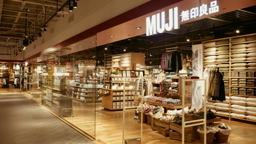 日系生活品牌「MUJI無印良品」在台灣不只跨足餐飲業賣起簡餐、引進書店，現在還提供刺繡服務、親子遊憩區「木育廣場」、居家「訂製服務」等，在台中開了全台最大間的旗艦店，共370坪。