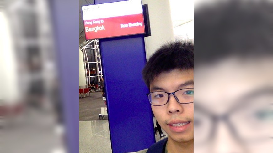 香港學運人士黃之鋒赴曼谷前，還在機場拍下照片開心分享，雖遭扣留10多小時，現已平安返港。圖／黃之鋒臉書
