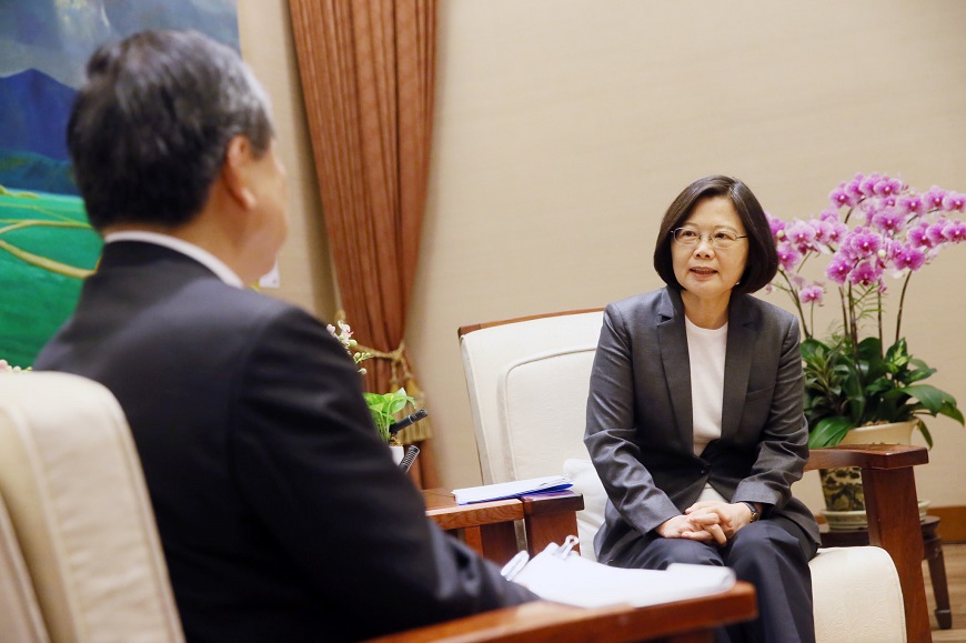 蔡總統（右）接受讀賣新聞專訪時表示，很高興看到的是一個有善意，願意再更進一步與臺灣發展合作關係的日本政府和友善的日本人民。圖／總統府提供