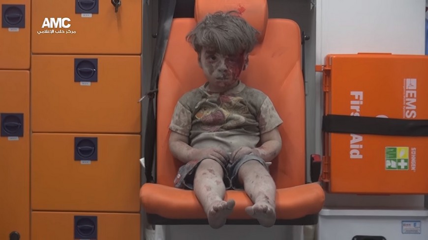 8月時從空襲中被救出的5歲男童歐姆蘭，畫面震驚全球(圖／Aleppo Media Center)