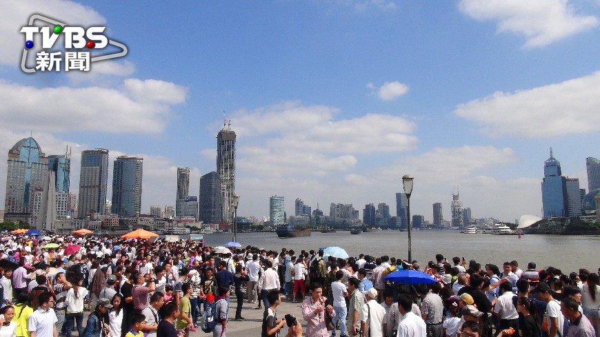 大陸十一長假，上海外灘的龐大人潮。（圖／中央社）