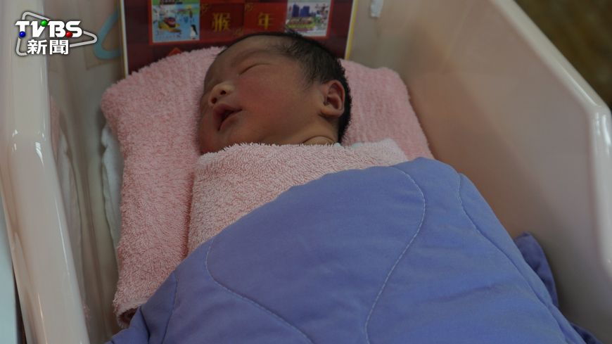 在國家生日這一天，台中有醫院一個早上就有4名國慶寶寶但生，讓產房一早就充滿新生兒降臨的喜悅。（圖／台中童綜合醫院提供）