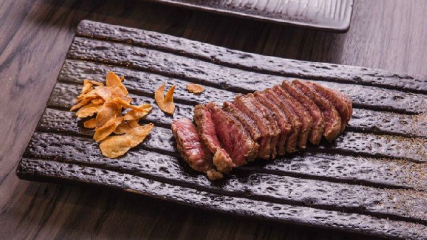 「犇鐵板燒」在2015年7月開幕，曾被網路溫度計票選為十大頂級鐵板燒餐廳之一，這次又成為網友最受歡迎的頂級「商業午餐」。