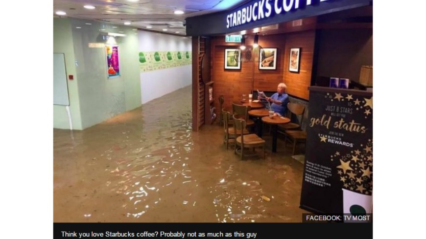 中颱海馬外圍環流影響香港，在一間淹水的星巴克中，竟拍到有一位老伯仍淡定看報，面對淹水不為所動，照片還登上BBC，引發網友討論。