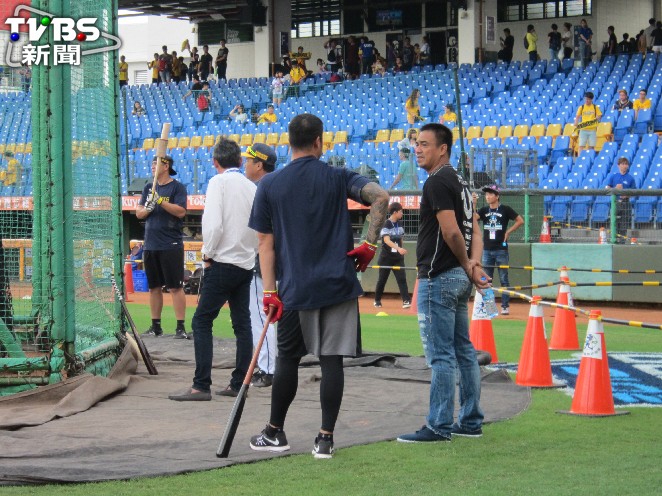 中華隊總教練郭泰源（左）與陳金鋒（右）到場看台灣大賽。圖／記者蕭保祥攝