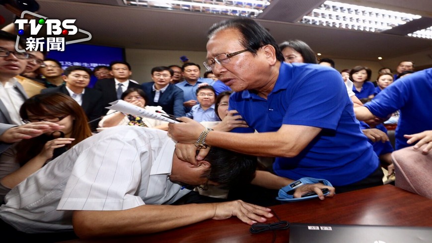 民進黨立委吳焜裕（前左）頭部被壓，場面一片混亂。圖／中央社
