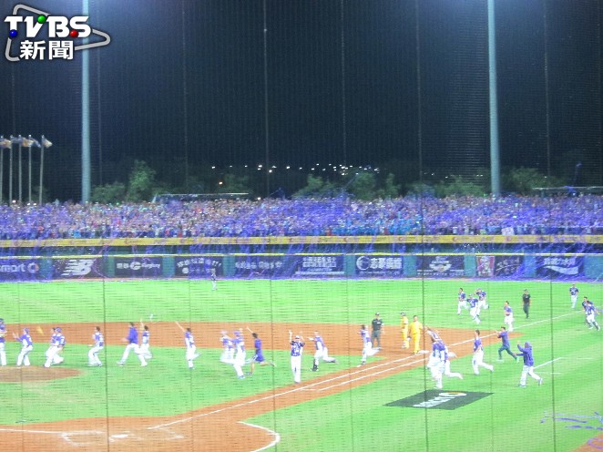 台灣大賽第6戰吸引2萬名滿場球迷觀戰。圖／記者蕭保祥攝